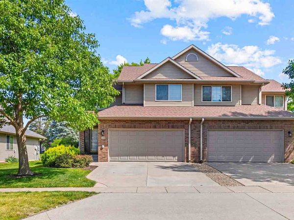 30 E Weston Dr, North Liberty, IA 52317