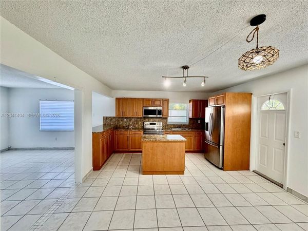 913 NW 22nd Pl, Miami, FL 33125