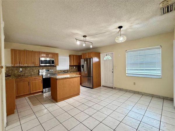 913 NW 22nd Pl , Miami, FL 33125