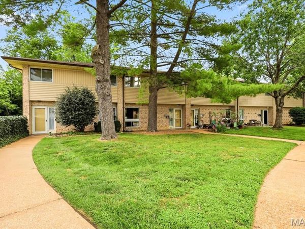 10053 Sakura Drive, St Louis, MO 63128