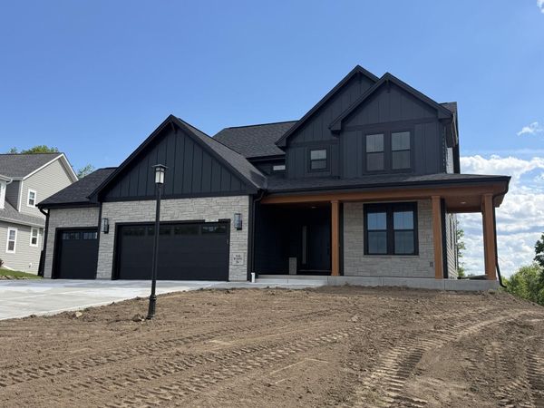 N66W21485 Sagebrush Dr, Menomonee Falls, WI 53051