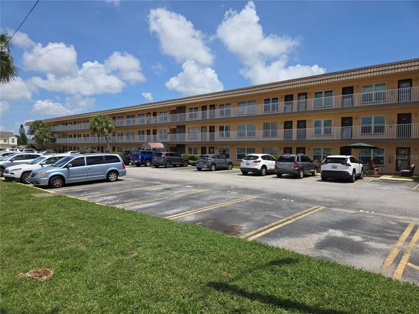 6400 46TH AVENUE N, Unit 305, KENNETH CITY, FL 33709
