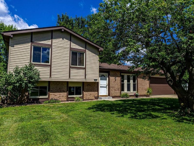 8187 Woodward Drive, West Chester, OH 45069 Photo 2