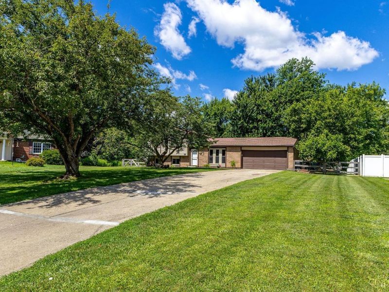 8187 Woodward Drive, West Chester, OH 45069 Photo 3