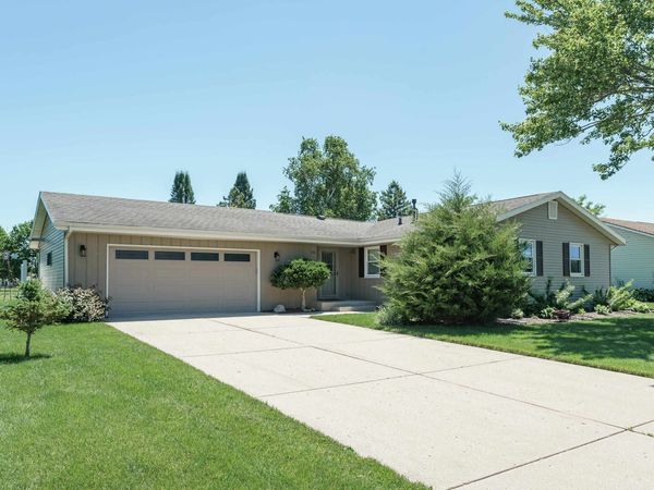 988 Nantucket Drive, Janesville, WI 53546