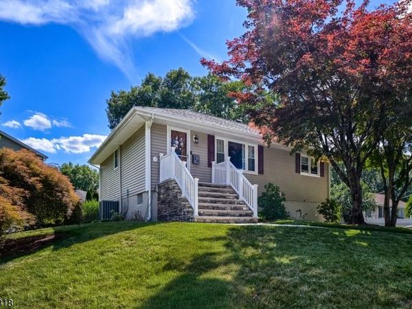 30 Heather Ln, Bloomingdale, NJ 07403