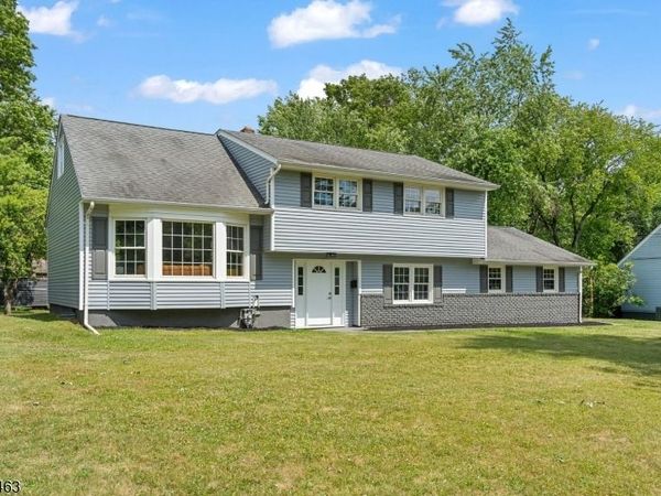 8 Crest Dr, Bridgewater, NJ 08805