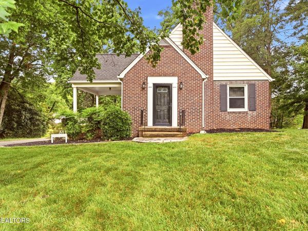 611 S Charles G Seivers Blvd, Clinton, TN 37716