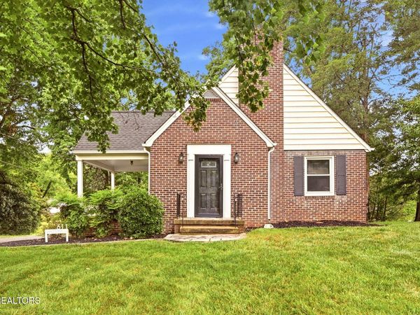 611 S Charles G Seivers Blvd, Clinton, TN 37716