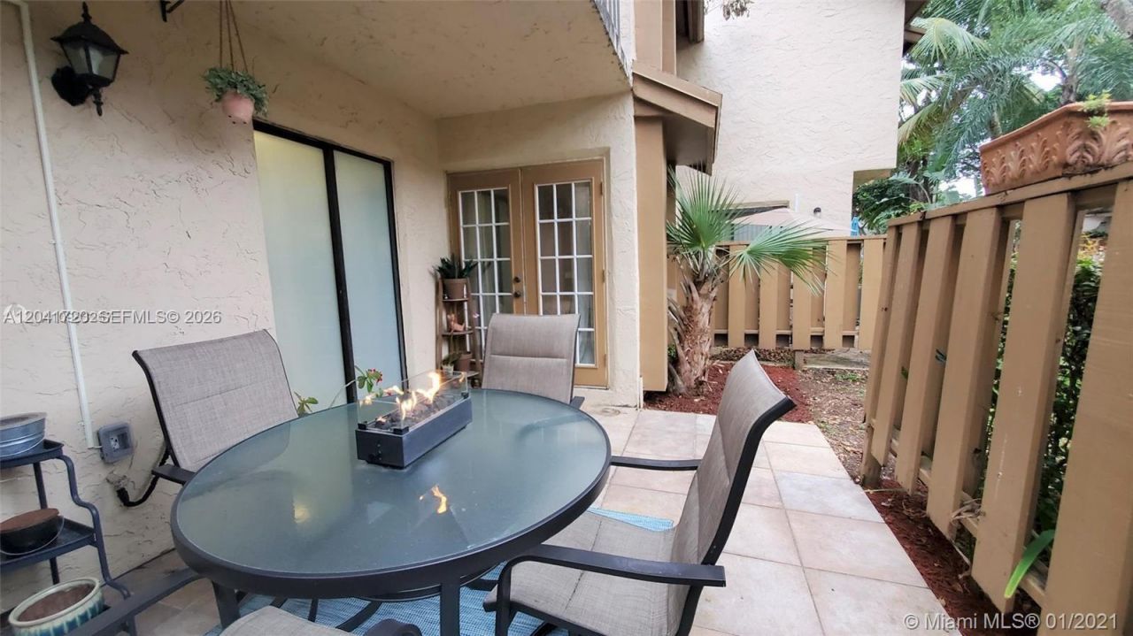 40 Wimbledon Lake Dr , Unit 216, Plantation, FL 33324 Photo