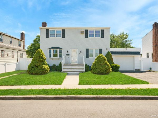 21 Lido Parkway , Lindenhurst, NY 11757