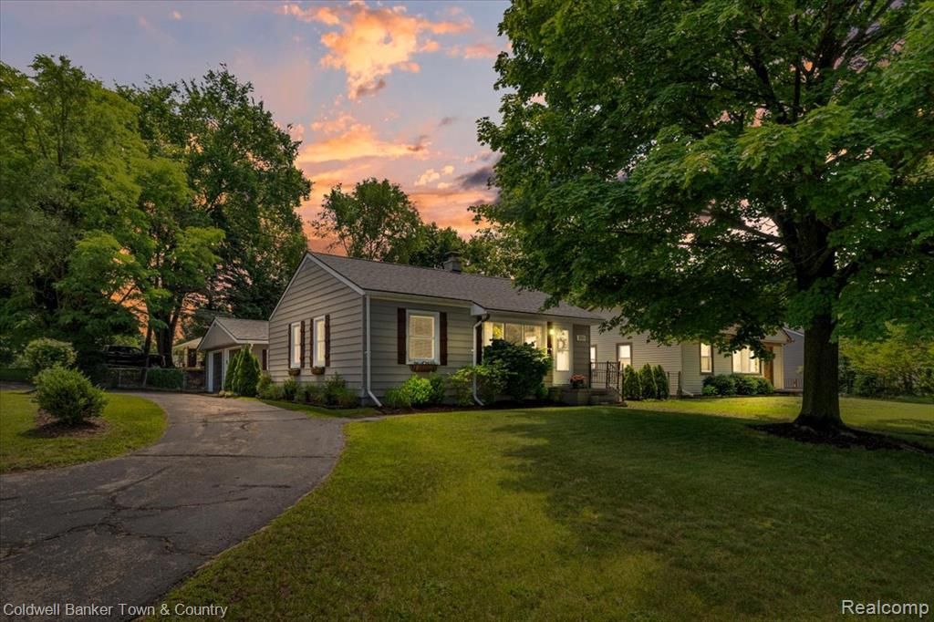 355 Rivard Boulevard, Waterford Township, MI 48327 Main Photo