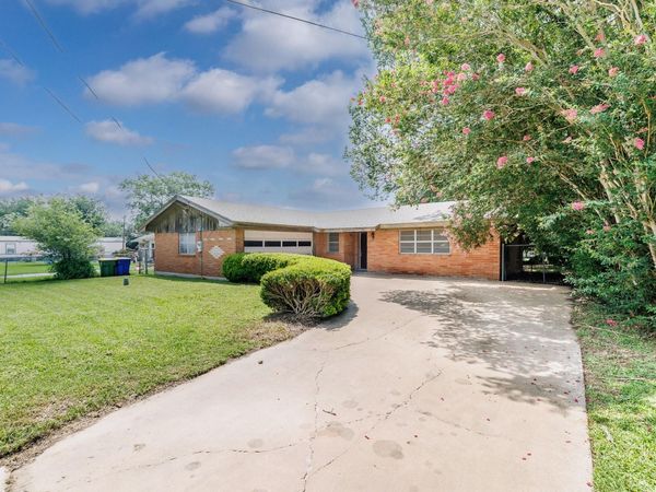 116 E Wallace ST , Gonzales, TX 78629