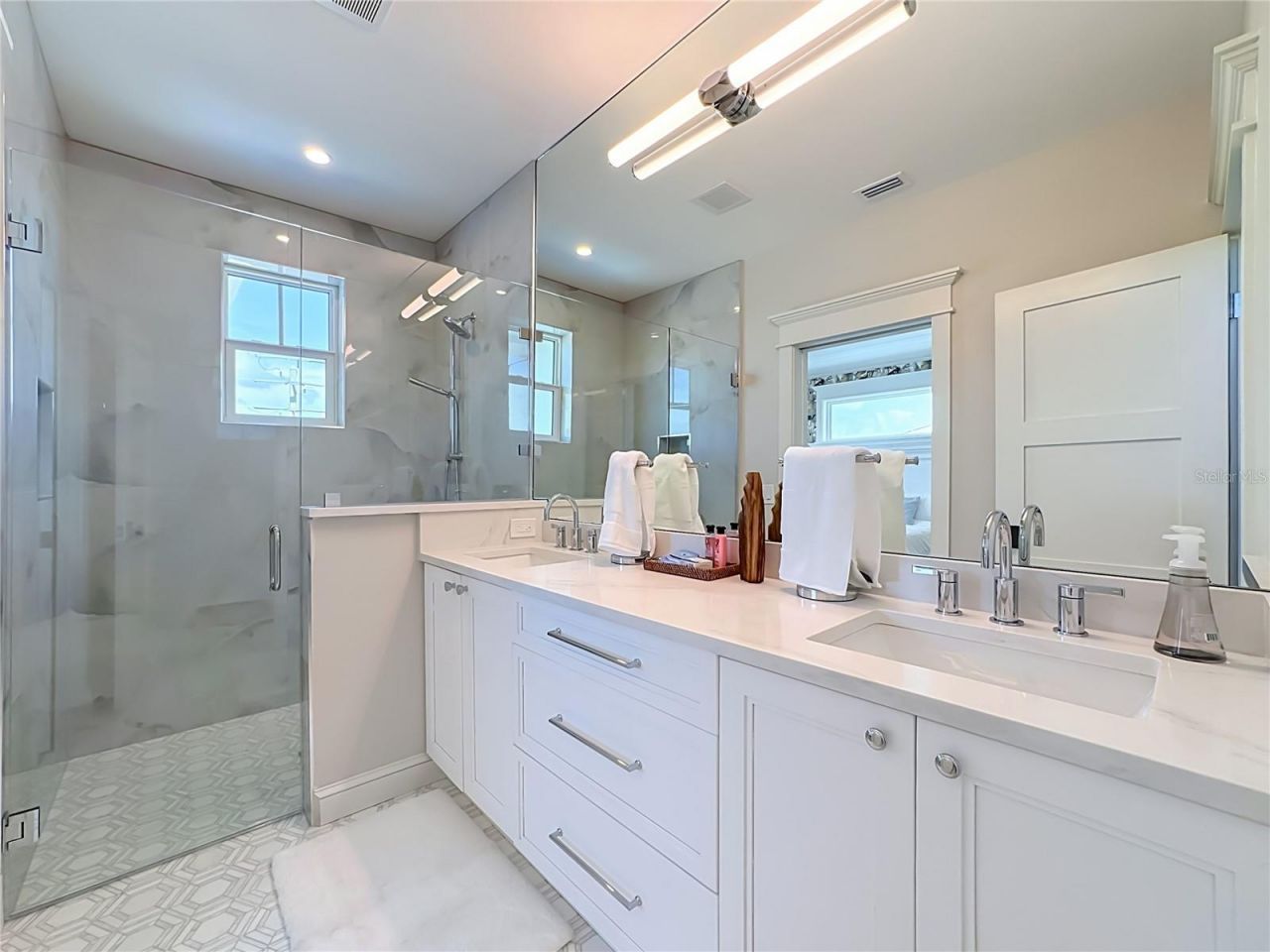 2918 Gulf Drive, Bradenton Beach, FL 34217 Photo