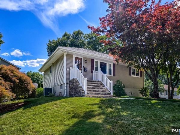 30 Heather Lane, BLOOMINGDALE, NJ 07403