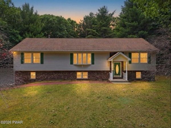 18 Holiday Drive, Hawley, PA 18428