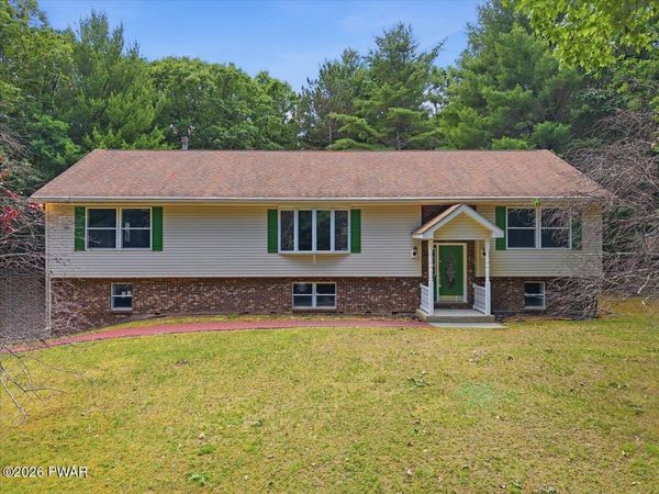 18 Holiday Drive , Hawley, PA 18428