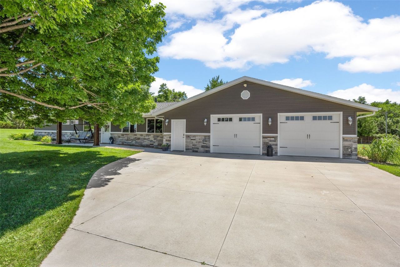 2129 Echo Hill Road, Marion, IA 52302 Main Photo