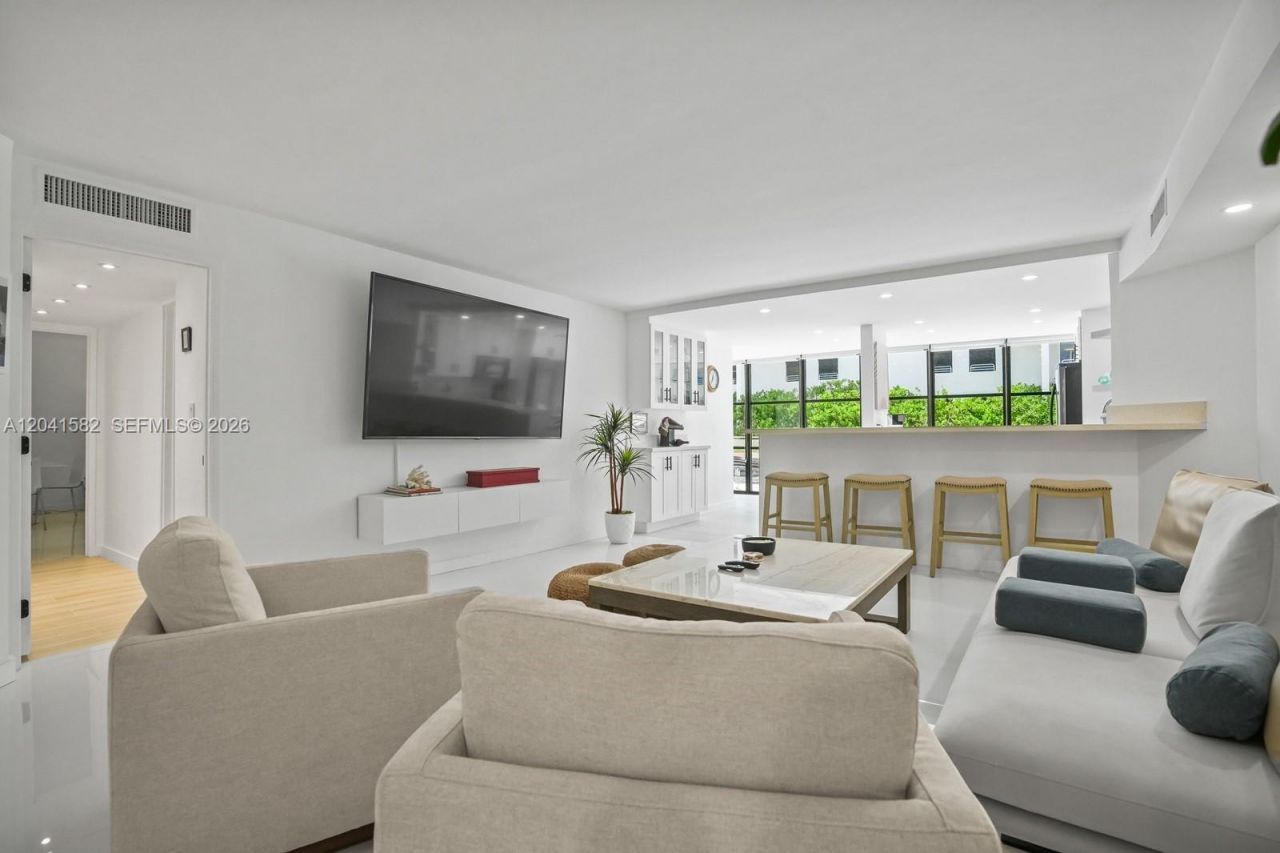 6423 Collins Ave , Unit 203, Miami Beach, FL 33141 Photo