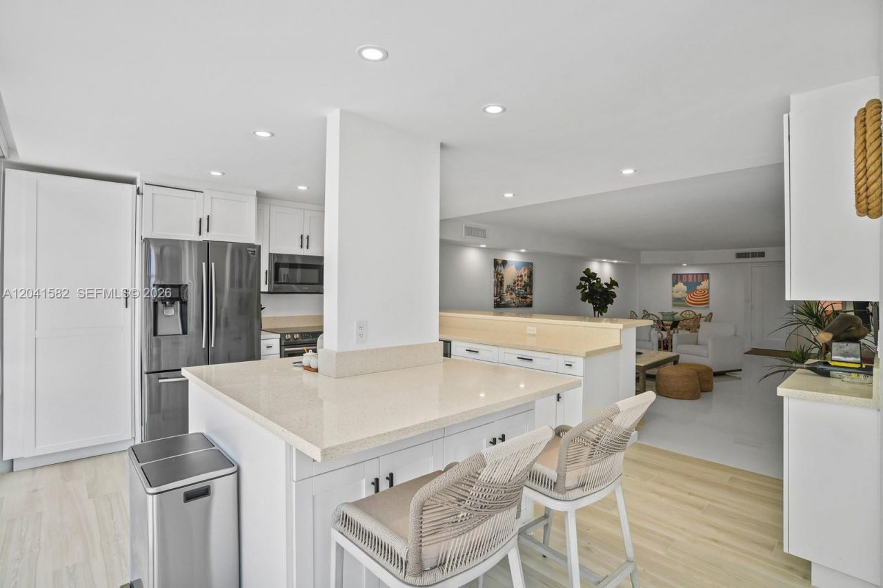 6423 Collins Ave , Unit 203, Miami Beach, FL 33141 Photo