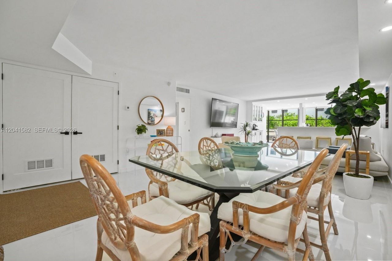 6423 Collins Ave , Unit 203, Miami Beach, FL 33141 Photo