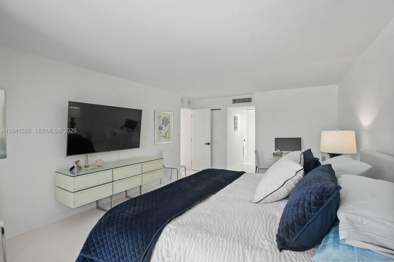 6423 Collins Ave , Unit 203, Miami Beach, FL 33141 Photo
