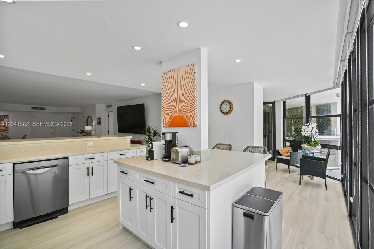 6423 Collins Ave , Unit 203, Miami Beach, FL 33141 Photo