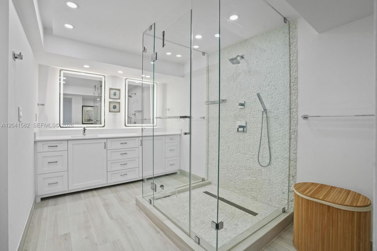 6423 Collins Ave , Unit 203, Miami Beach, FL 33141 Photo