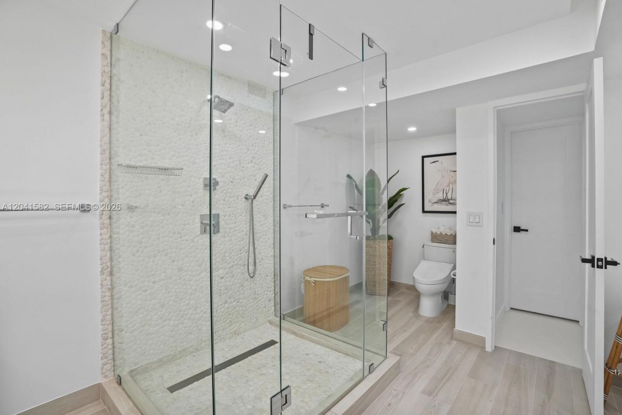 6423 Collins Ave , Unit 203, Miami Beach, FL 33141 Photo