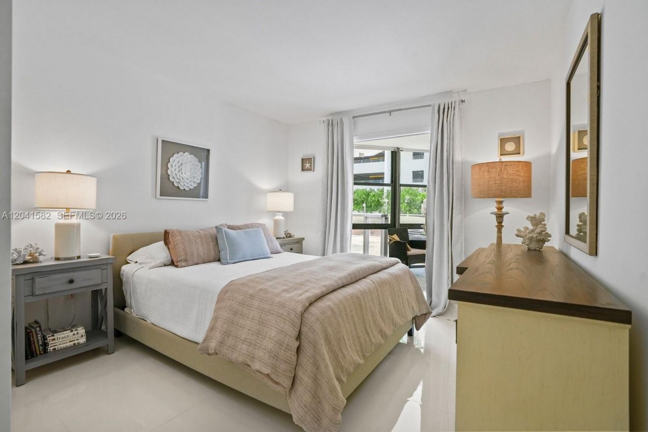 6423 Collins Ave , Unit 203, Miami Beach, FL 33141 Photo