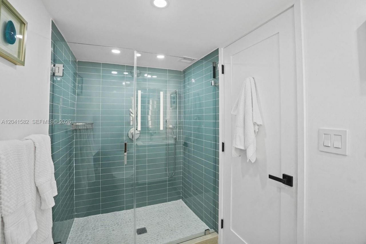 6423 Collins Ave , Unit 203, Miami Beach, FL 33141 Photo