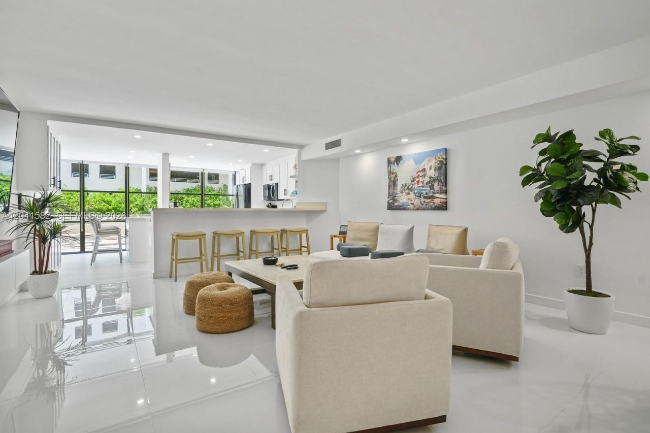 6423 Collins Ave , Unit 203, Miami Beach, FL 33141 Photo