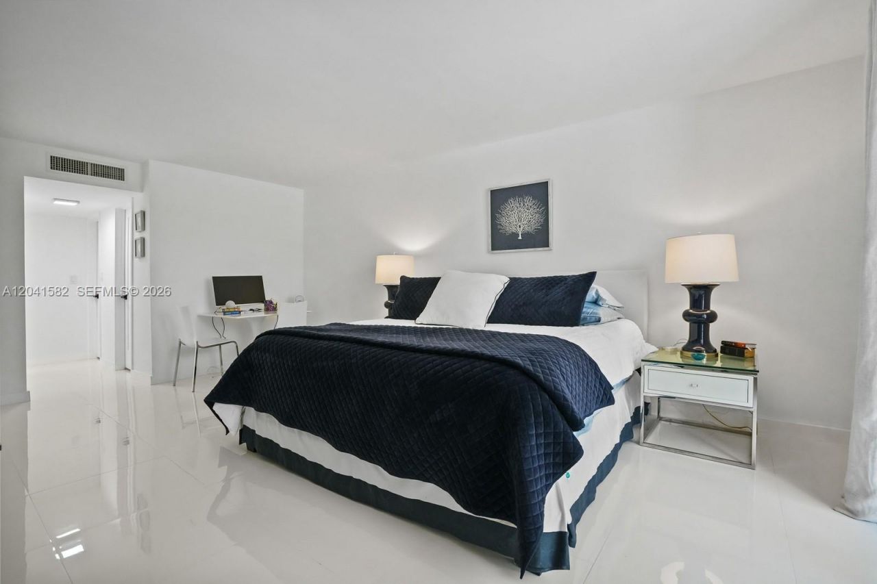 6423 Collins Ave , Unit 203, Miami Beach, FL 33141 Photo