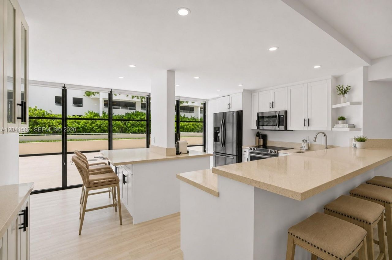 6423 Collins Ave , Unit 203, Miami Beach, FL 33141 Photo