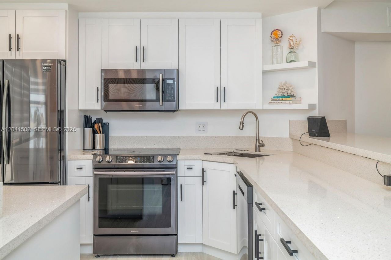 6423 Collins Ave , Unit 203, Miami Beach, FL 33141 Photo