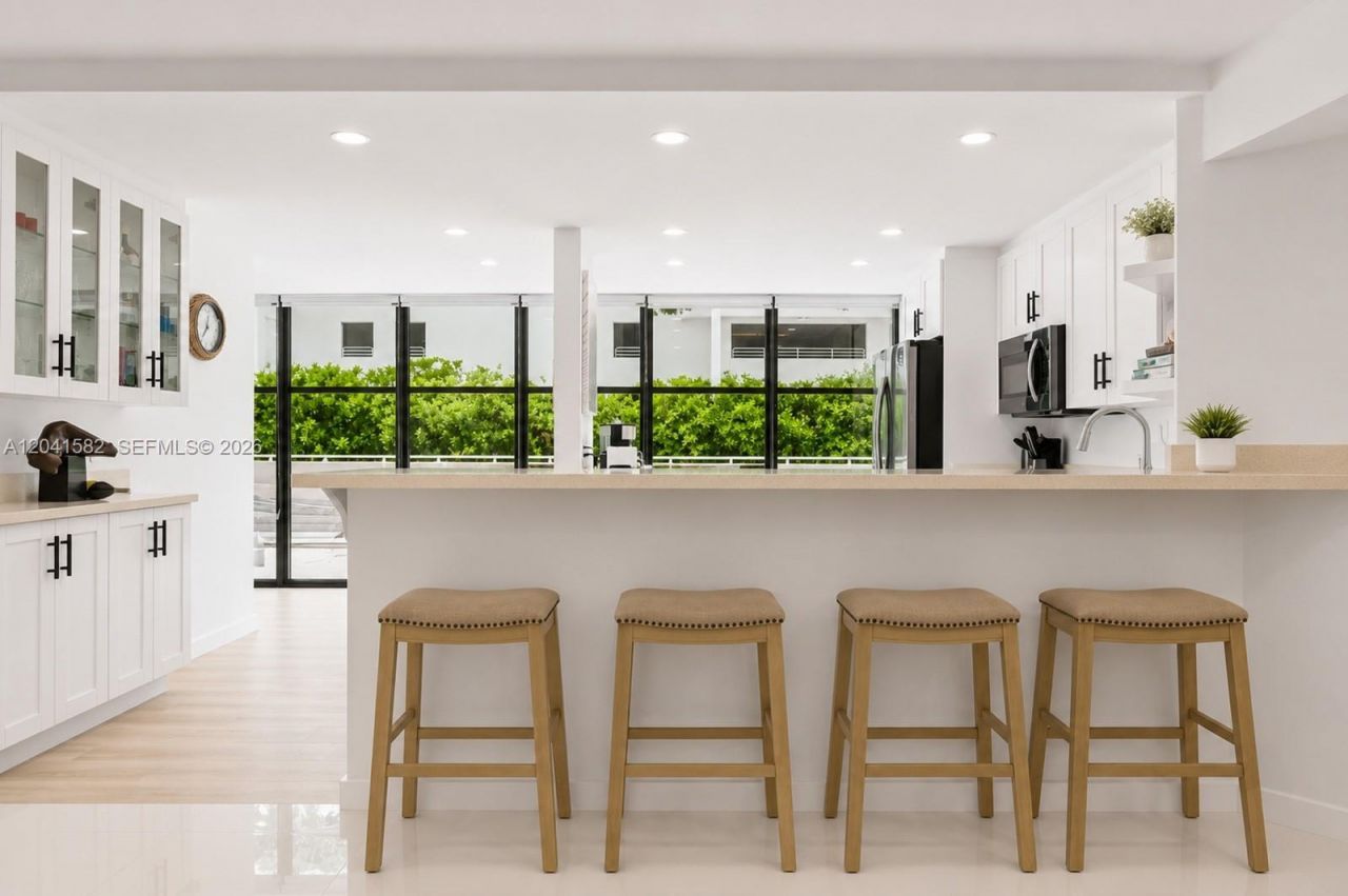 6423 Collins Ave , Unit 203, Miami Beach, FL 33141 Photo