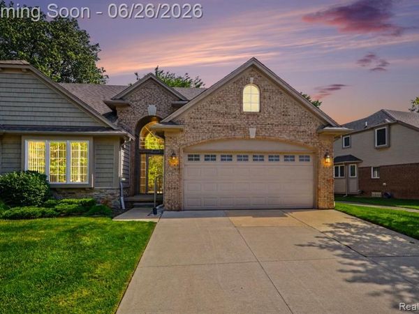 30268 Berghway Trail, Warren, MI 48092