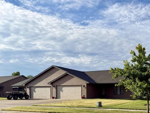 909-911 W 16th Ave, Mitchell, SD 57301
