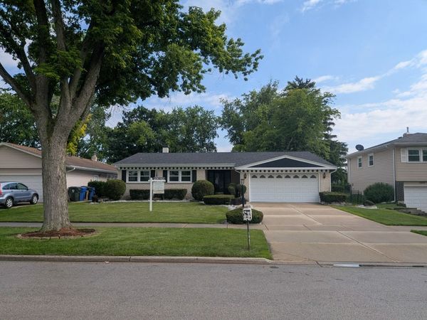 1825 E Sitka Lane E, Mount Prospect, IL 60056