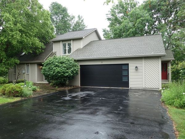 15 Valewood Run, Penfield, NY 14526