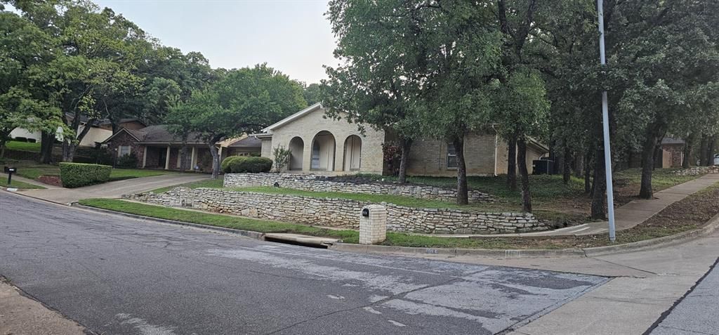 1824 Holly Oak Street, Arlington, TX 76012 Main Photo