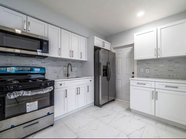 425 NW 14th Way , Fort Lauderdale, FL 33311