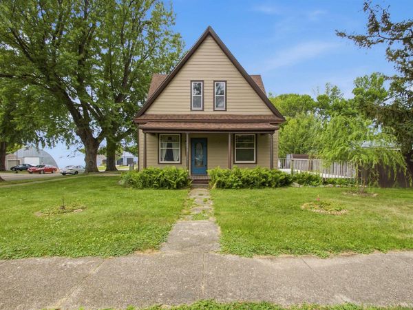 1101 EDGERLY ST, Larchwood, IA 51241