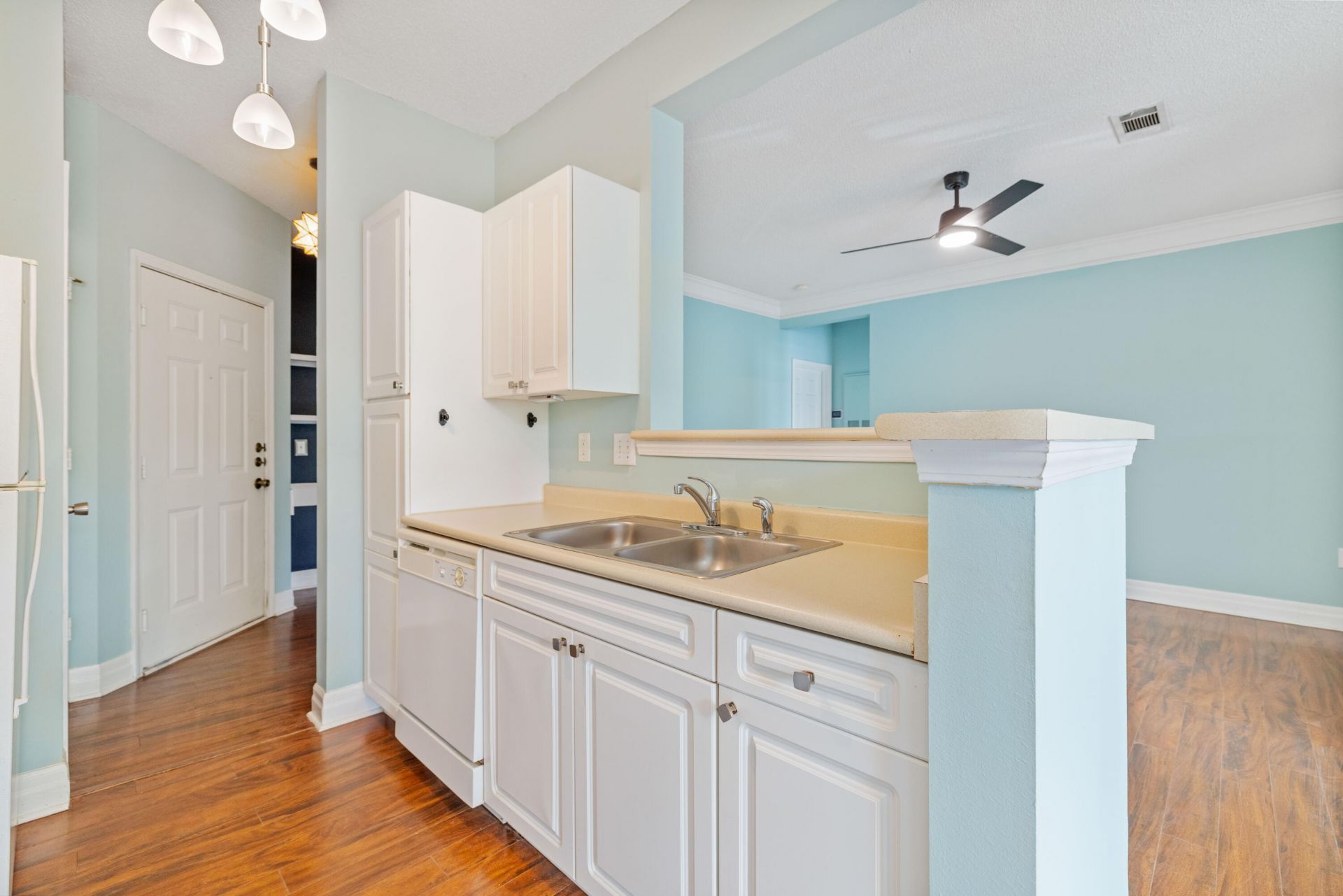 2322 Chatelain Way Photo 4