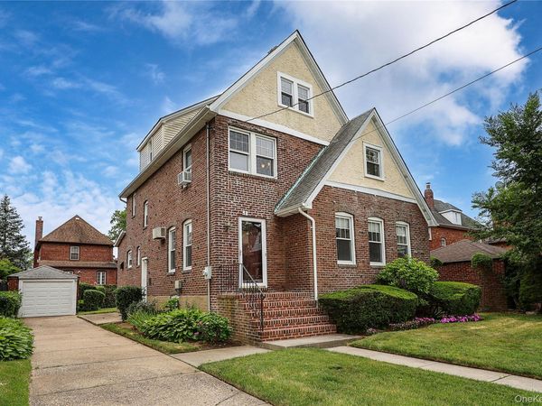 48 Surrey Commons, Lynbrook, NY 11563