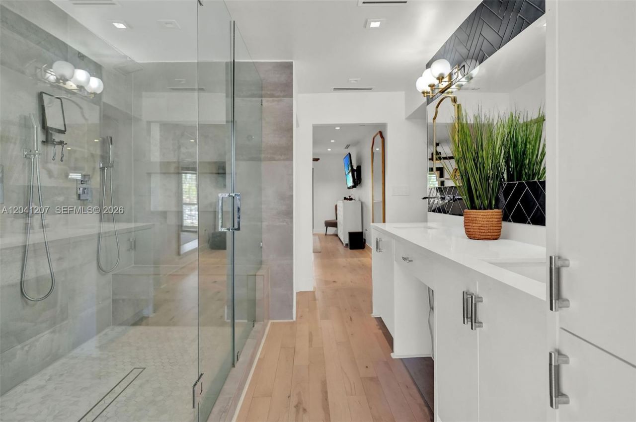 16416 NE 32nd Ave, North Miami Beach, FL 33160 Photo