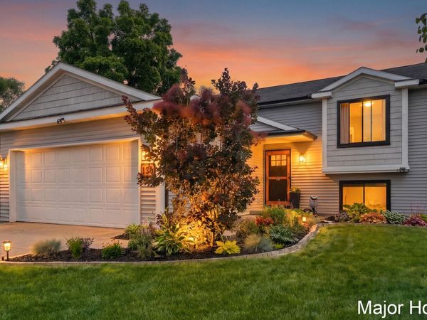 130 Regent Street SE, Kentwood, MI 49548