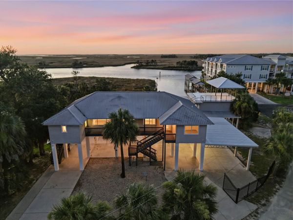 38 SE 195TH STREET , SUWANNEE, FL 32692