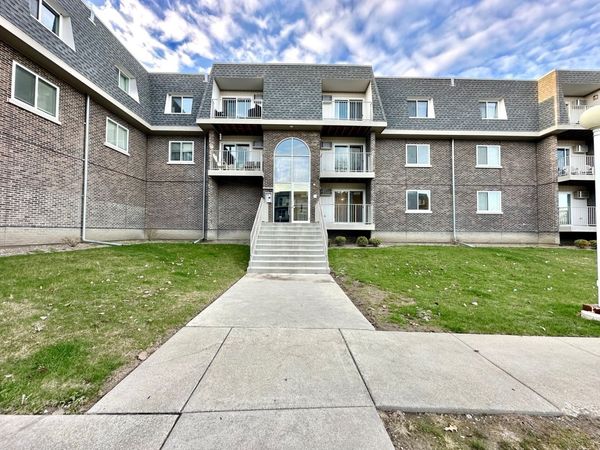 820 MCINTOSH Court , Unit 106, Prospect Heights, IL 60070