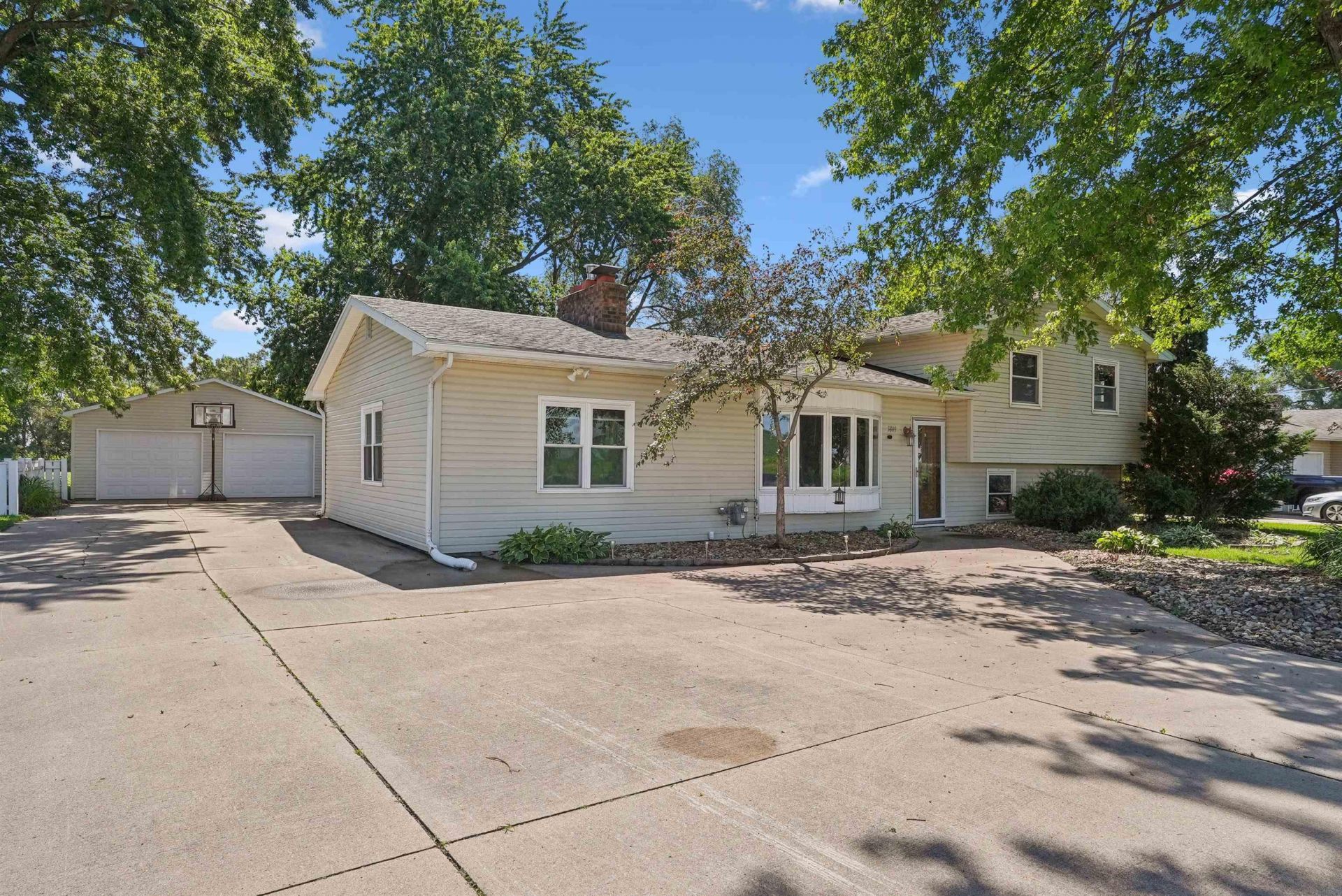 5809 Foulk Road, Waterloo, IA 50702 Main Photo